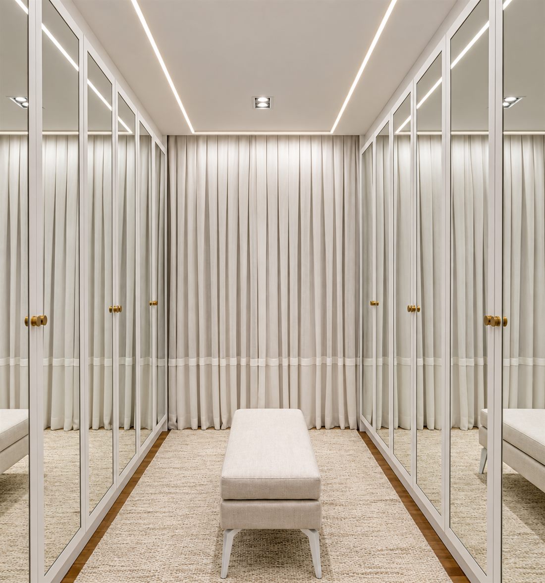 Closet planejado com cortinas de voil e portas espelhadas